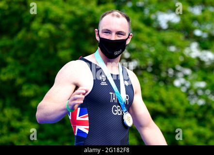 Michael Taylor festeggia con l'argento l'evento PTS4 Mens durante la gara AJ Bell 2021 World Triathlon Para Series a Roundhay Park, Leeds. Data immagine: Sabato 5 giugno 2021. Foto Stock