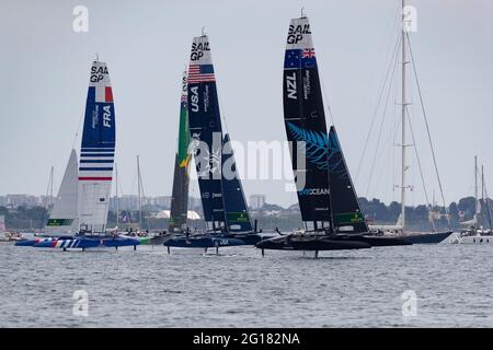 Taranto, Italia. 05 giugno 2021. F50 venendo al primo segno da sinistra: Francia, Stati Uniti e Nuova Zelanda durante Sail Grand Prix 2021 (Day 1), gara di vela a Taranto, Italia, Giugno 05 2021 Credit: Independent Photo Agency/Alamy Live News Foto Stock