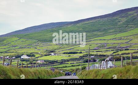 Slea Head Drive è uno spettacolare percorso di guida che fa parte della Wild Atlantic Way che si intreccia e si snoda lungo la costa da Dingle, County Foto Stock