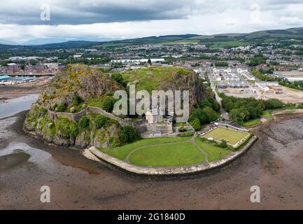 Vista aerea del castello di Dumbarton e della roccia di Dumbarton sulle rive del fiume Clyde, West Dumbartonshire. Il club di bowling Dumbarton Rock si trova in basso a destra. Foto Stock