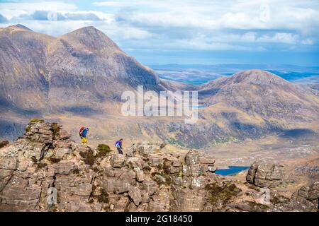 Escursionisti su Stac Pollaidh / Stac Polly - una montagna in Assynt nel Nord Ovest Highlands della Scozia, Regno Unito Foto Stock