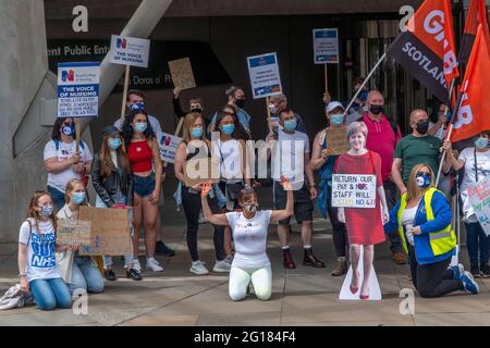 Holyrood, Parlamento scozzese, Edimburgo, Scozia, Regno Unito, 5 giugno 2021: Lavoratori scozzesi NHS marcia dal ponte nord nel centro di Edimburgo, al Parlamento scozzese Holyrood. Per protestare per la loro paga che ricevono dal governo scozzese. Molti oratori hanno chiesto a Nicola Sturgeon di fare un passo avanti per dare loro ciò che meritano, soprattutto dopo l'anno in cui i lavoratori della prima linea NHS hanno avuto, combattendo la pandemia del covid-19. (Credito: Stable Air Media/Alamy Live News) Foto Stock