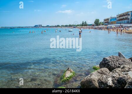 Anapa Russia 1 luglio 2020 - una località turistica nella Russia meridionale, la costa del Mar Nero, le spiagge, il porto e le strade della città, il periodo estivo Foto Stock