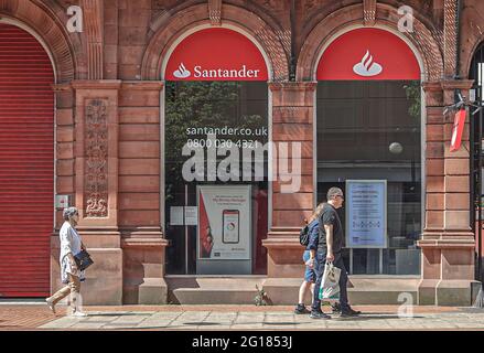 Gli amanti dello shopping passano davanti alla Santander Bank sulla Royal Avenue a Belfast. Foto Stock