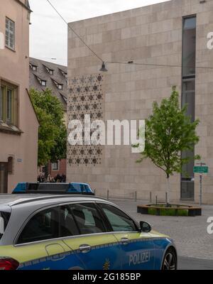 Ulm, Germania. 05 giugno 2021. Di fronte alla sinagoga di Ulm è parcheggiata un'auto di polizia. Sabato mattina, c'è stato un attacco di arson qui. Credit: Stefan Puchner/dpa/Alamy Live News Foto Stock