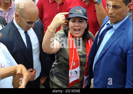 Bardo, Tunisi, Tunisia. 5 Giugno 2021. La PDL (parti destourien Libre) presieduta da ABIR MOUSSI (C) ha invitato i suoi sostenitori e simpatizzanti a partecipare a una marcia popolare per protestare contro i superamenti commessi dal presidente dell'ARP Rached Ghannouchi e i blocchi di maggioranza all'assemblea, tra cui Ennahdha. Sotto lo slogan ''la liberazione del parlamento dalla dittatura della Fratellanza musulmana' in Bardo Credit: Chokri Mahjoub/ZUMA Wire/Alamy Live News Foto Stock