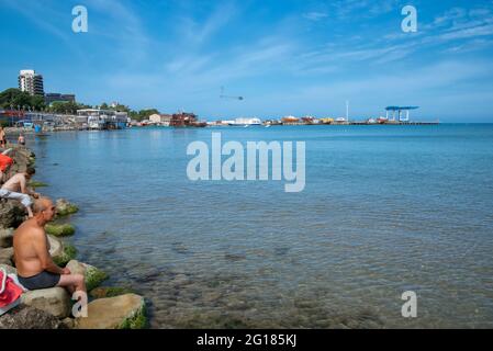 Anapa Russia 1 luglio 2020 - una località turistica nella Russia meridionale, la costa del Mar Nero, le spiagge, il porto e le strade della città, il periodo estivo Foto Stock