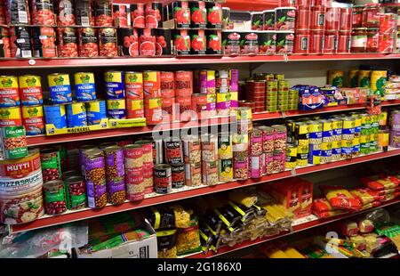 Scaffali pieni di barattoli di cibo in un piccolo negozio di alimentari d'angolo, nel Regno Unito Foto Stock