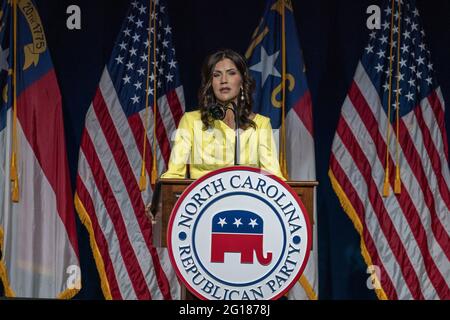 Greenville, Stati Uniti. 05 giugno 2021. Il governatore del South Dakota Kristi Noem parla alla North Carolina Republican Convention di Greenville, North Carolina, sabato 5 maggio 2021. Il Presidente Trump parlerà alla sua unica seconda apparizione pubblica da quando parlerà alla CPAC a fine febbraio. Photo by Tasos Katopodis/UPI Credit: UPI/Alamy Live News Foto Stock