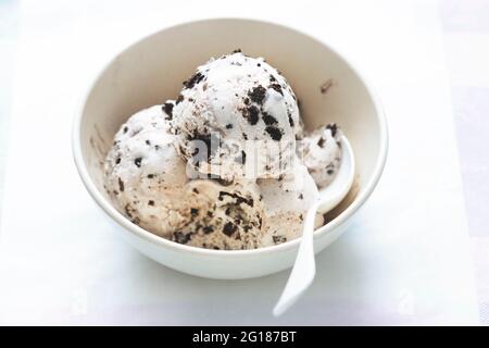 Biscotti al cioccolato, gelati alla vaniglia nel recipiente Foto Stock