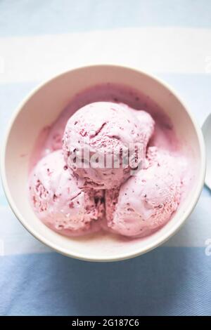 Frutta di foresta, lampone, mora, gelato al mirtillo Foto Stock