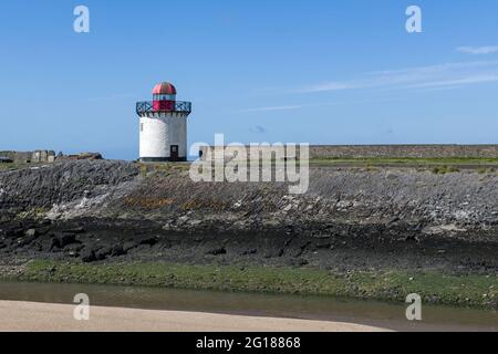 Harbour Wall e faro Burry Port Carmarthenshire Foto Stock