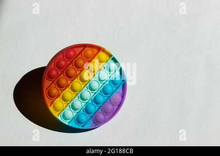 Popolare giocattolo pop IT antistress arcobaleno colori, in silicone. Foto Stock