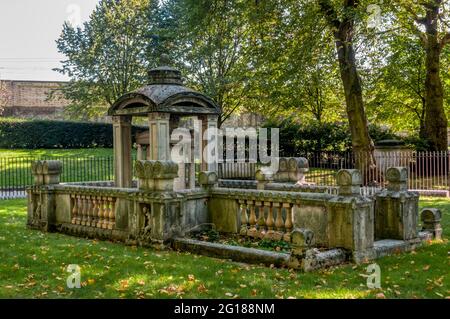 Tomba di Sir John Soane e famiglia in St Pancras Old Church Gardens. La struttura centrale ha influenzato il design della scatola telefonica di George Gilbert Scott. Foto Stock