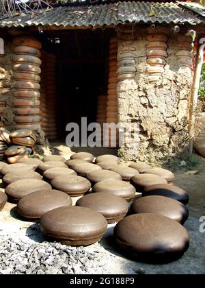 Come molti altri oggetti di artigianato, anche la ceramica sta scomparendo dallo scenario del Bangladesh. Una professione che appartiene principalmente a persone provenienti dalla comunità indù, poche famiglie nella città di Savar, ancora aggrappate alla loro vecchia attività familiare. Bangladesh. 6 gennaio 2008. Foto Stock