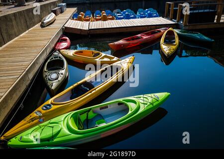 Reston, VA, USA -- 5 Giugno 2021. Foto di kayak in affitto in acqua presso il molo del lago di Anne, Reston, VA. Foto Stock