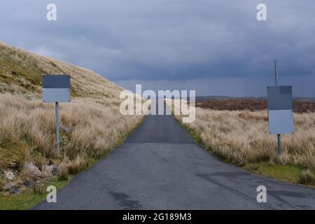 strada solitaria attraverso la brughiera, in un giorno tempestoso Foto Stock