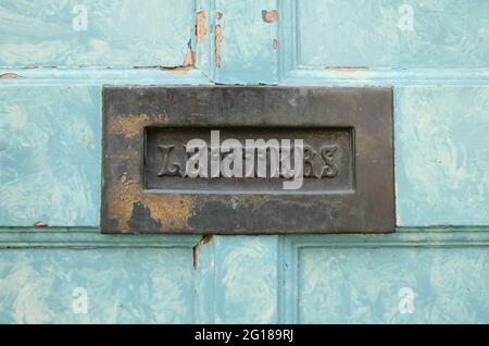 casella di lettera vecchio stile in una porta d'ingresso di una casa Foto Stock