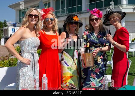 Epsom, Regno Unito. 5 Giugno 2021. Una folla di 4,000 persone all'ippodromo di Epsom per la 2021 Epsom Derby corre su una distanza di un miglio, quattro furlong e 6 iarde. Giornata di Derby a Epsom. Credit: Mark Thomas/Alamy Live News Foto Stock