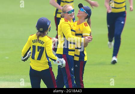 5 giugno 2021. Londra, Regno Unito. Bryony Smith festeggia dopo aver ottenuto il wicket della Georgia Hennessy della Storm mentre le stelle del Sud Est si imbracciano sulla tempesta occidentale nella partita del Trofeo Rachael Heyoe-Flint a Kia Oval. Foto Stock