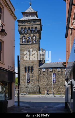 Una delle torri del Castello di Cardiff, vista da Womanby Street a Cardiff Foto Stock