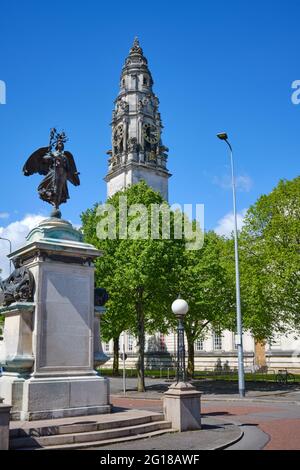 Monumento ai caduti sudafricani e torre dell'orologio del municipio, Cardiff Foto Stock