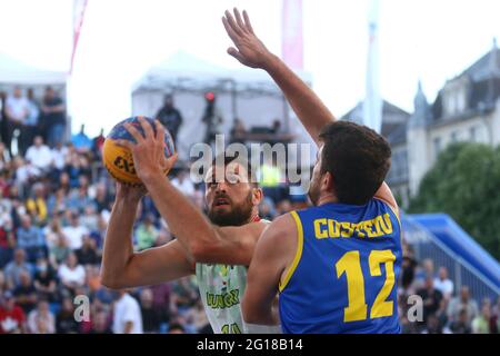 DEBRECEN, UNGHERIA - 5 GIUGNO: Tamas Ivosev di Ungheria e Sebastian Costeiu di Romania durante il torneo olimpico di qualificazione FIBA 3x3 universalità 2021 incontro tra Ungheria e Romania in piazza Kossuth il 5 giugno 2021 a Debrecen, Ungheria (Foto di Istvan Derencsenyi/Orange Pictures) Foto Stock