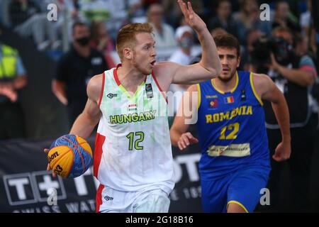 DEBRECEN, UNGHERIA - 5 GIUGNO: Ivan Keller di Ungheria e Sebastian Costeiu di Romania durante il torneo olimpico di qualificazione FIBA 3x3 universalità 2021 incontro tra Ungheria e Romania in piazza Kossuth il 5 giugno 2021 a Debrecen, Ungheria (Foto di Istvan Derencsenyi/Orange Pictures) Foto Stock