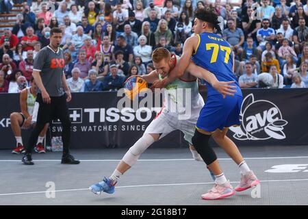 DEBRECEN, UNGHERIA - 5 GIUGNO: Iván Keller di Ungheria e di RomanChristian-Radu Chițuia durante la partita FIBA 3x3 Universality Olympic Qualifying Tournament 2021 tra Ungheria e Romania in piazza Kossuth il 5 giugno 2021 a Debrecen, Ungheria (Foto di Istvan Derencsenyi/Orange Pictures) Foto Stock