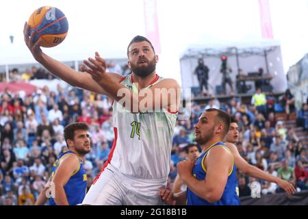 DEBRECEN, UNGHERIA - 5 GIUGNO: Tamas Ivosev di Ungheria e Cristian Mainea di Romania durante il torneo olimpico di qualificazione FIBA 3x3 Universality 2021 incontro tra Ungheria e Romania in piazza Kossuth il 5 giugno 2021 a Debrecen, Ungheria (Foto di Istvan Derencsenyi/Orange Pictures) Foto Stock