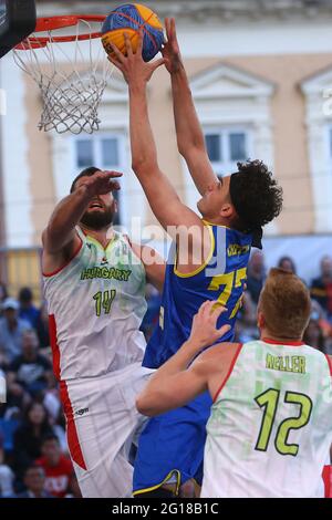 DEBRECEN, UNGHERIA - 5 GIUGNO: TChristian-Radu Chițu di Romania e Tamas Ivosev di Ungheria durante il torneo olimpico di qualificazione FIBA 3x3 universalità 2021 incontro tra Ungheria e Romania in piazza Kossuth il 5 giugno 2021 a Debrecen, Ungheria (Foto di Istvan Derencsenyi/Orange Pictures) Foto Stock