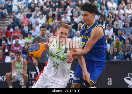 DEBRECEN, UNGHERIA - 5 GIUGNO: Iván Keller di Ungheria e di RomanChristian-Radu Chițuia durante la partita FIBA 3x3 Universality Olympic Qualifying Tournament 2021 tra Ungheria e Romania in piazza Kossuth il 5 giugno 2021 a Debrecen, Ungheria (Foto di Istvan Derencsenyi/Orange Pictures) Foto Stock