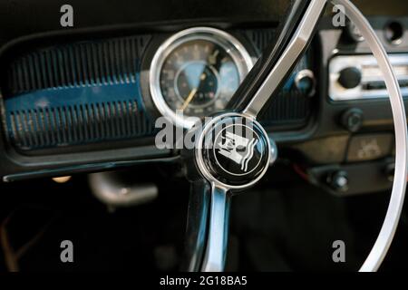 Bucarest, Romania - 5 giugno 2021: Profondità di campo poco profonda (fuoco selettivo) dettagli con il volante e l'interno di un Volkswagen classico Beetl Foto Stock