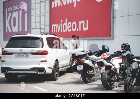 anapa russia - 2 giugno 2019 Parcheggio all'aperto di un centro commerciale. Parcheggio all'aperto scoperto del centro commerciale. Auto parcheggiate vicino al grande negozio. Foto Stock