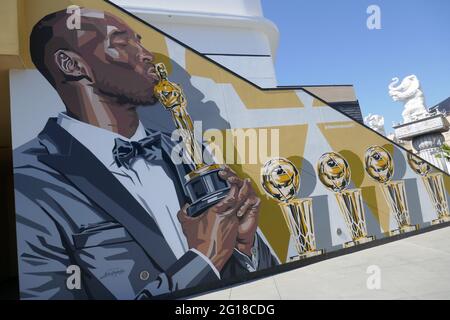 Hollywood, California, USA 4 giugno 2021 nuovo murale di Kobe Bryant presentato a Hollywood & Highland il 4 giugno 2021 a Hollywood, California, USA. Foto di Barry King/Alamy Stock foto Foto Stock