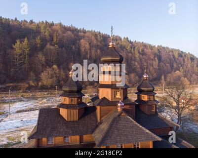 Veduta aerea della chiesa in legno del Santo Profeta Elia, Ilinskaya, Yaremche, Carpazi montagne, Ucraina Foto Stock