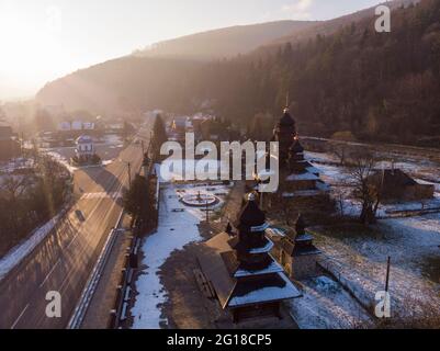 Veduta aerea della chiesa in legno del Santo Profeta Elia, Ilinskaya, Yaremche, Carpazi montagne, Ucraina Foto Stock