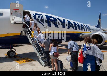 Passeggeri che salgano a bordo di un jet Ryanair all'aeroporto di Siviglia, Spagna Foto Stock