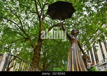 La statua di Mary Poppins in Leicester Square, Londra Foto Stock