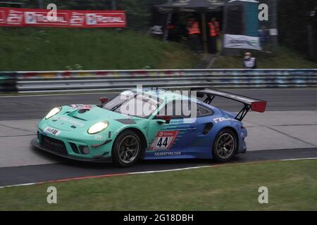 05.06.2021, Nurburgring, Nurburg, 24h gara 2021, Nurburgring, 03.06. - 06.06.2021, nella foto n° 44: Porsche 911 GT3 R Falken Motorsports Bachler, Klaus (AUT) Ragginger, Martin (AUT) Muller, Sven (DEU) Picariello, Alessio (bel) Foto Stock