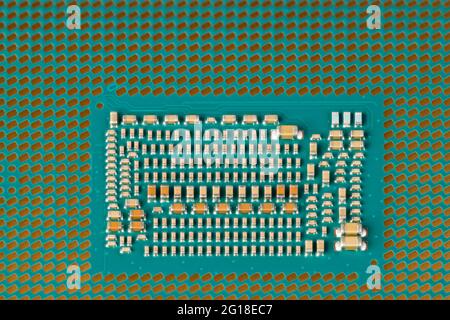 Dettaglio del moderno microprocessore della scheda madre del computer. Imballaggio con array di griglie terrestri. Unità centrale di elaborazione dal basso. Ingegneria elettrica. Tecnologia. Foto Stock