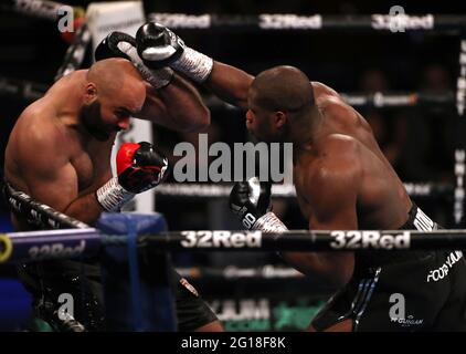 Bogdan Dinu (a sinistra) e Daniel Dubois nel WBA Interim Heavyweight Championship durante l'evento di Boxing al Telford International Centre di Telford. Data immagine: Sabato 5 giugno 2021. Foto Stock