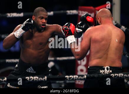 Daniel Dubois (a sinistra) e Bogdan Dinu nel WBA Interim Heavyweight Championship durante l'evento di Boxing al Telford International Centre di Telford. Data immagine: Sabato 5 giugno 2021. Foto Stock