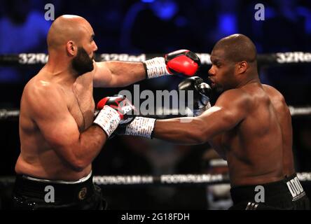 Bogdan Dinu (a sinistra) e Daniel Dubois nel WBA Interim Heavyweight Championship durante l'evento di Boxing al Telford International Centre di Telford. Data immagine: Sabato 5 giugno 2021. Foto Stock