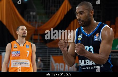 Neu Ulm, Germania. 05 giugno 2021. Basket: Bundesliga, ratiopharm Ulm - Alba Berlin, round di campionato, semifinale, incontro 4 alla rartiopharm Arena. Jayson Granger di Berlino accoppia i suoi pugni. Credit: Stefan Puchner/dpa/Alamy Live News Foto Stock