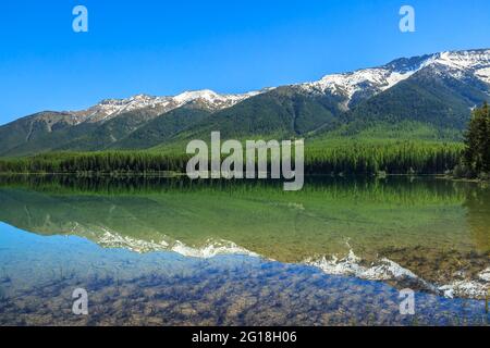 lago clearwater sotto la catena dei cigni nella foresta nazionale di lolo vicino a condon, montana Foto Stock