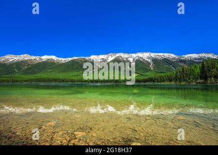 lago clearwater sotto la catena dei cigni nella foresta nazionale di lolo vicino a condon, montana Foto Stock