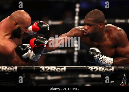 Bogdan Dinu (a sinistra) e Daniel Dubois nel WBA Interim Heavyweight Championship durante l'evento di Boxing al Telford International Centre di Telford. Data immagine: Sabato 5 giugno 2021. Foto Stock