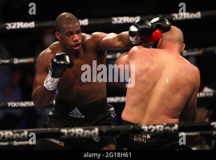 Daniel Dubois (a sinistra) e Bogdan Dinu nel WBA Interim Heavyweight Championship durante l'evento di Boxing al Telford International Centre di Telford. Data immagine: Sabato 5 giugno 2021. Foto Stock