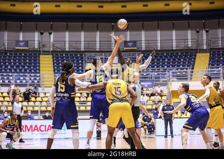 Italia. 05 giugno 2021. Prima partita delle semifinali del play-off al campionato italiano di pallacanestro A2 semifinali con il pubblico. Reale Mutua Basket Torino vince Tezenis Verona 95-83. (Foto di Norberto Maccagno/Pacific Press) Credit: Pacific Press Media Production Corp./Alamy Live News Foto Stock